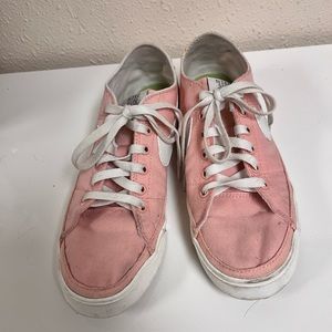 Nike women’s sun club size 8